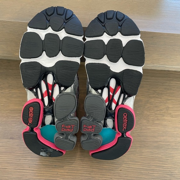 Aetrex Women’s RX Runner Athletic Shoe X-Wide Width in Grey/Cranberry - Picture 2 of 6